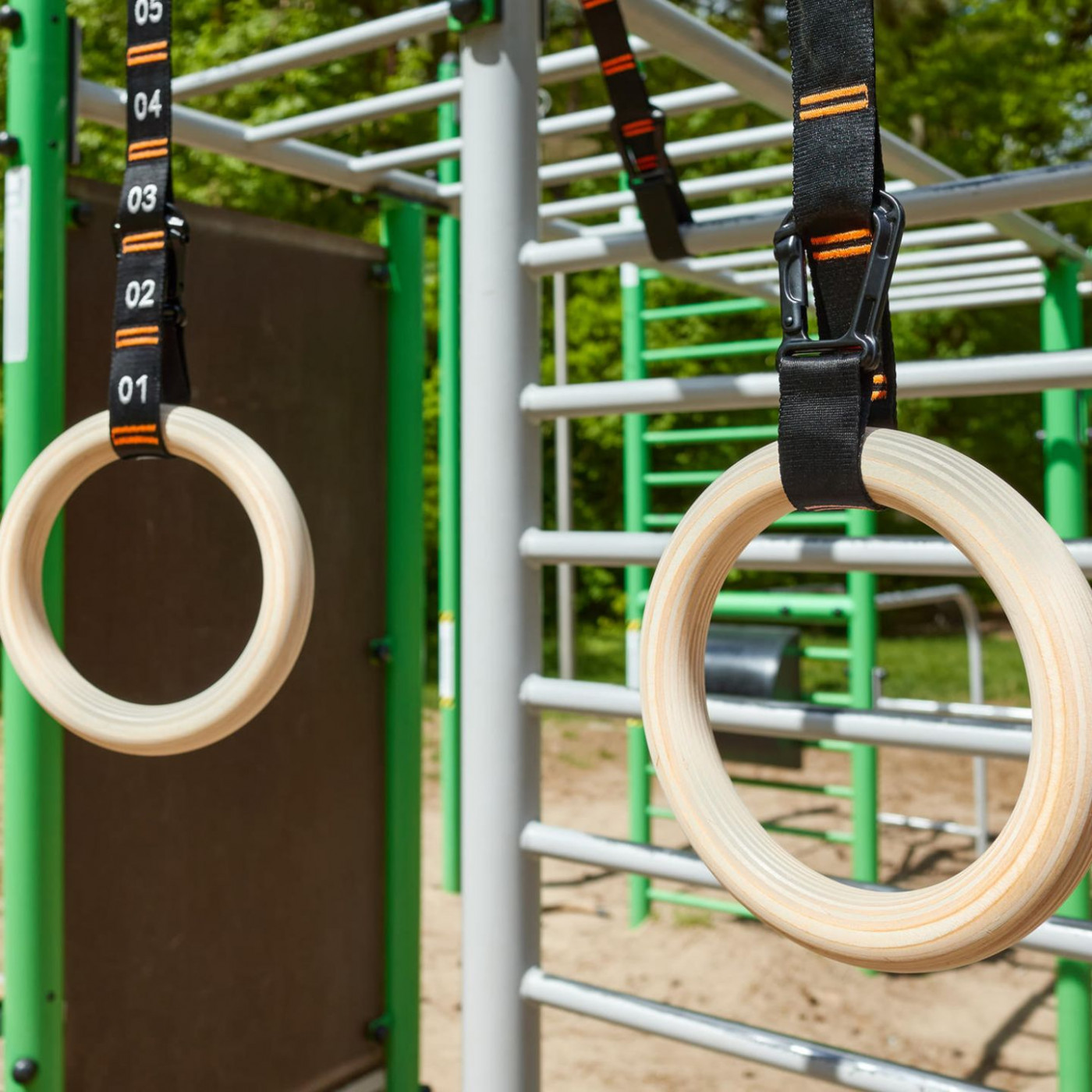 Schaukeln, schwingen, schweben: Wie Turnringe Groß und Klein fit machen