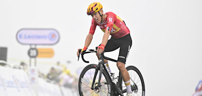 Dramatische Szenen am Mont Ventoux – Fahrer bricht im Ziel zusammen