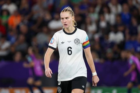 Bis vor einem Jahr fuhr sie als Polizistin Streife. Nun ist sie DFB-Kapitänin