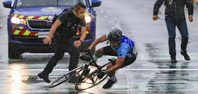 Kurz bevor die Sprinter ankommen, rast ein unbekannter Radfahrer durchs Ziel