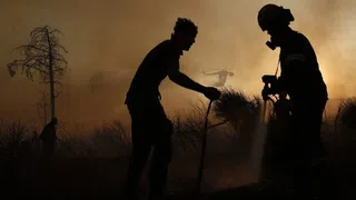 Menschen fliehen vor den Waldbränden in Südosteuropa