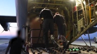 Hilfspakete abgeworfen, Kampfpausen angekündigt