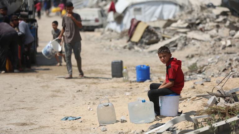 Mehr als 200 Prominente fordern mehr Druck auf Israel