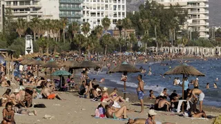 An Athens Meeresküste kann das Baden teuer werden