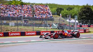 Bei Verstappen-Patzer: Ferrari-Star Leclerc düpiert übermächtige McLaren