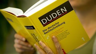 Duden-Chefin Laura Neuhaus: Gendern ist mehr als Doppelpunkt und Stern