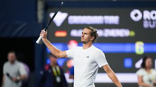 Alexander Zverev tröstet seinen Angstgegner nach Aufgabe