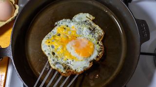 Mit Gusseisenpfannen von Stur flutscht es einfach