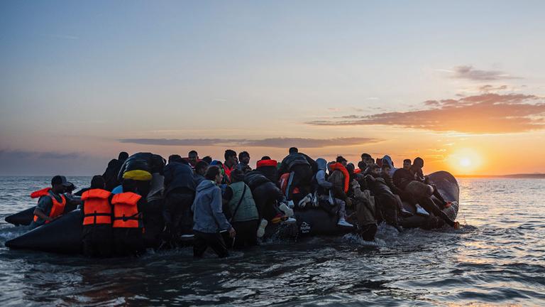 Großbritannien setzt Migranten aus Frankreich fest