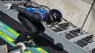 Sommer-Skispringen beginnt mit reichlich Anzug-Chaos