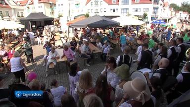 Feiern in einer aufgewühlten Stadt