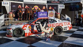 Schlüsselbein gebrochen: US-Star stürzt bei Jubel von Auto