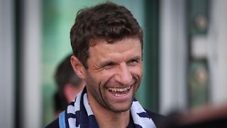 Jubelnde Fans begrüßen Thomas Müller in Vancouver