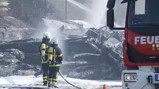 Brennender Müll: Feuerwehr in Eisleben im Einsatz