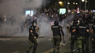 Verletzte und Festnahmen bei Protesten in Serbien