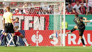 1. FC Köln rettet sich mit irrem Finish, Schalke kämpft sich weiter