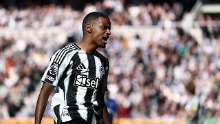 Stürmerstar Isak rechnet mit seinem Noch-Klub ab