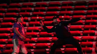 Gewalteskalation im Stadion erzwingt Spielabbruch