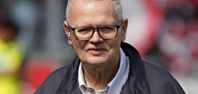 Am Grab wird zu Ehren Potofskis das Steigerlied gesungen