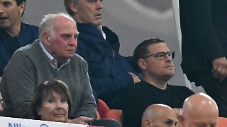 Fußballjunkie Max Eberl schnappt sich Hand von Uli Hoeneß