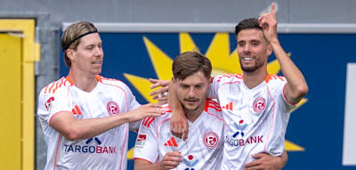 Hannover schießt sich auf Platz eins – Düsseldorf siegt gegen zehn Paderborner