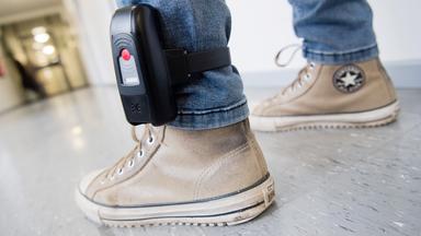 Fußfessel soll Opfer vor häuslicher Gewalt schützen