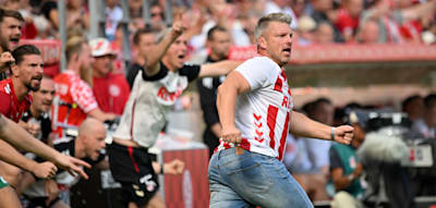 Trainer Kwasniok coacht im Trikot – und jubelt nach dem späten Lucky Punch