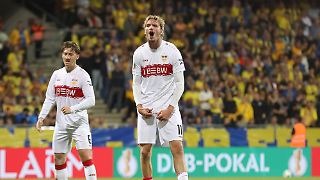 Vogelwilde DFB-Pokalschlacht: Titelverteidiger VfB Stuttgart entgeht Blamage