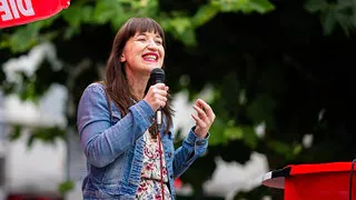 Linke-Chefin Reichinnek: Selfie-Schlange in der Kleingartensparte in Eisleben