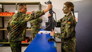 Expertin für Militärrecht: "Frauen sollten aus der Wehrpflicht komplett rausgehalten werden"