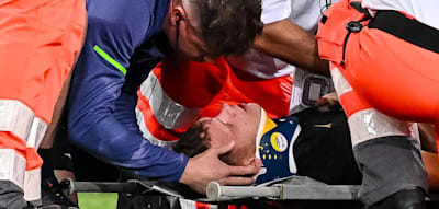 Schlimmer Zusammenstoß – sichtlich benommen wird der Augsburg-Profi vom Platz getragen