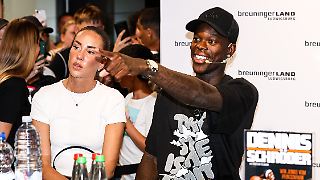 Nach Rassismus-Eklat veröffentlicht Schröders Frau Hassnachrichten