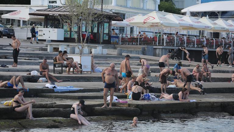Sonnenbaden zwischen Seeminen und Drohnen