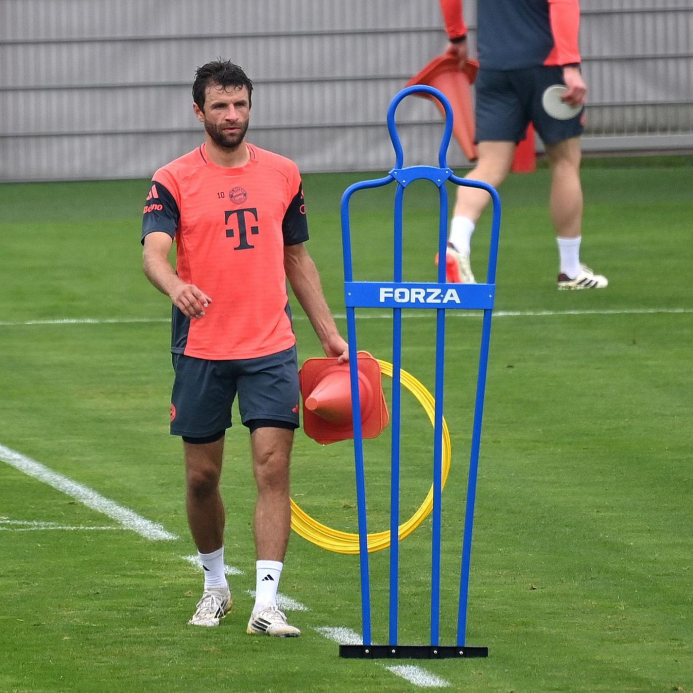 Mit Bart und FC-Bayern-Kluft: Thomas Müller trainiert in München mit