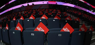 Fans setzen Zeichen gegen Rassismus, Deutschland rauscht zum nächsten Sieg