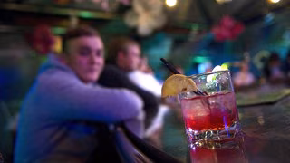 K.O.-Tropfen: Wie man sich am besten vor Übergriffen schützt