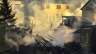 Großbrand in Ostthüringen: Drei Wohnhäuser und vier Scheunen in Flammen