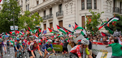 Propalästinensischer Demonstrant springt aus Gebüsch und bringt Fahrer zu Fall