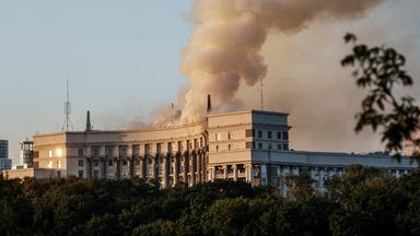 Regierungsgebäude in Kiew brennt