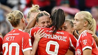 Vor der Rekordkulisse lässt es der FC Bayern spät krachen