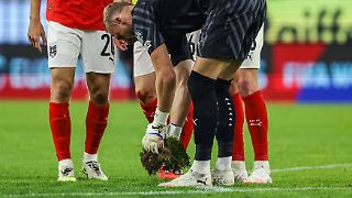 Kurioser Vorfall in WM-Quali: Helfer und Torwart buddeln Loch zu