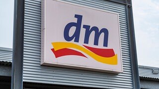 Drogeriemarktkette "dm" bietet Gesundheitsdienstleistungen an – und erntet Kritik