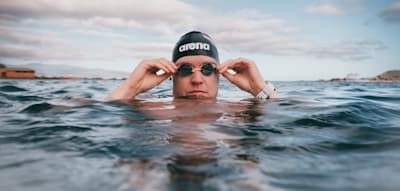 Er schwamm mit Delfinen, Haien und gebrochener Nase – Waschburger vor Vollendung