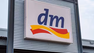 Drogeriemarktkette "dm" bietet Gesundheitsdienstleistungen an – und erntet Kritik