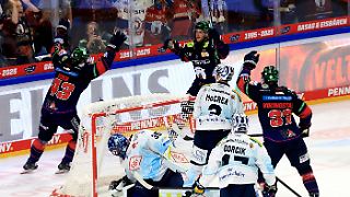 Eisbären Berlin feiern emotionalen Auftaktsieg in DEL-Saison