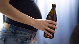 Jeder Schluck Alkohol kann Folgen fürs Kind haben