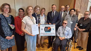 Betroffene von Post-Covid und ME/CFS übergeben Petition in Dresden