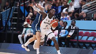 Deutsche Basketballer ringen schimpfenden Superstar nieder