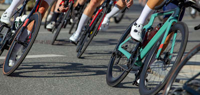 Auf der Zielgeraden kreuzt ein Polizeimotorrad die Fahrer – schwerer Sturz