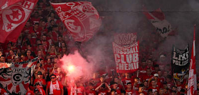 Skandal im Ostderby – Fans jagen Spieler über den Rasen